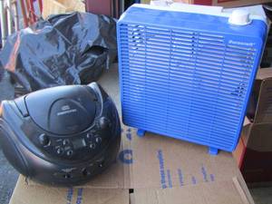 lot 287 image: small cd radio player plus a small desk top fan