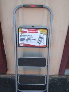 lot 306 image: Rubbermaid step ladder like new good shape