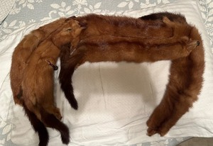 lot 1 image: RED FOX STOLE  by KLEINMANS - LOUISVILLE   LENGTH 50 ,HAS A BALL CLASP