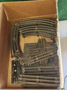 lot 37 image: Selection of vintage Lionel train tack and transformer