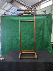 lot 42 image: Vintage wood Butler-Valet stand