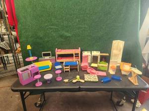 lot 102 image: Selection of doll house furniture