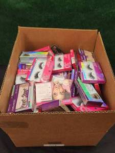 lot 103 image: Generous selection of eyelashes