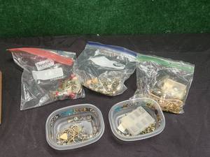 lot 137 image: Selection of Jewelry