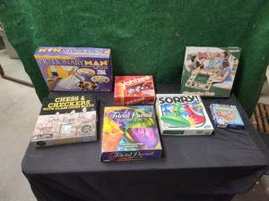 lot 207 image: Selection of board games