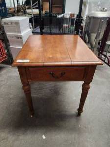 lot 95 image: Ethan Allen wood end table with drawer