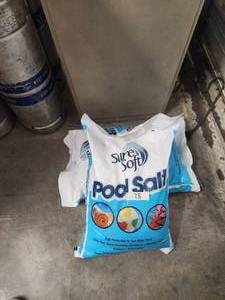 lot 82 image: Selection of 2-40lb bags of pool slat