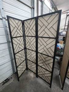 lot 343 image: 3-fold room divider