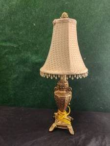 lot 247 image: Nice lamp with shade