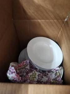 lot 297 image: Selection of porcelain bowls and saucers