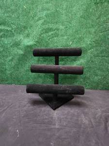 lot 324 image: Jewelry display