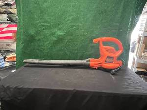 lot 331 image: Black Decker leaf blower