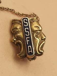 lot 8 image: Vintage gold pinback with chain 1941 class - SSFA