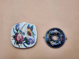 lot 23 image: Selection of Cloisonne pieces - Chinese Doughnut pendant and scarf buckle