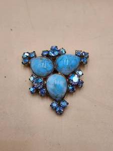 lot 33 image: Vintage turquoise broach