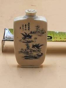 lot 38 image: Antique Chinese ivory snuff bottle