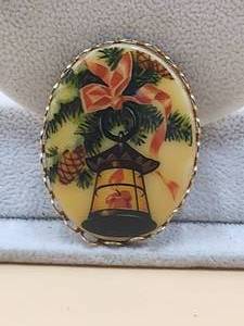 lot 58 image: Vintage Christmas Lantern broach