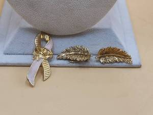 lot 63 image: Vintage Roeses & ribbon broach and gold tone clip-on earrings