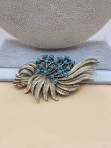 lot 88 image: Vintage Crown Trifari pin broach