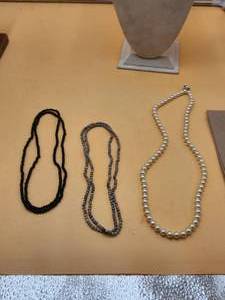 lot 93 image: Selection of jewelry - necklaces