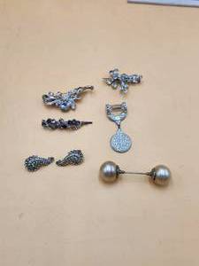 lot 98 image: Selection of vintage jewelry - broaches, earrings