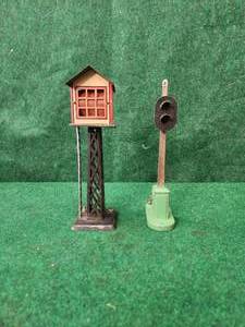 lot 32 image: Marx & Lionel train track accessories