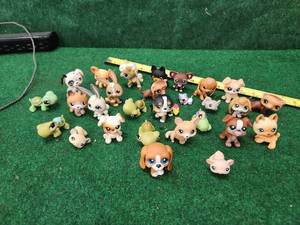 lot 67 image: Selection of littlest pet shop toys