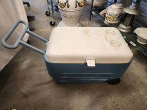lot 85 image: Rolling igloo cooler