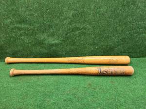 lot 126 image: Vintage Baseball wood bats - Nelson Fox-Louisville Slugger and a Tee Ball Bat
