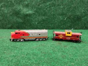 lot 176 image: Model train dummy engine(no motor) and caboose