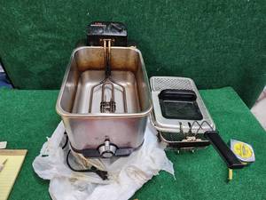 lot 233 image: Electric deep fryer - needs a good cleaning