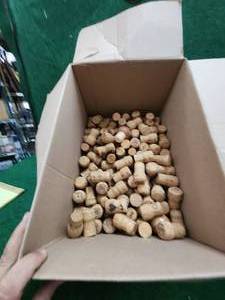 lot 250 image: Box of corks