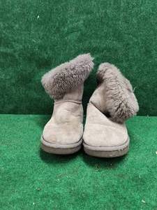 lot 252 image: Pair of size 8 UGG