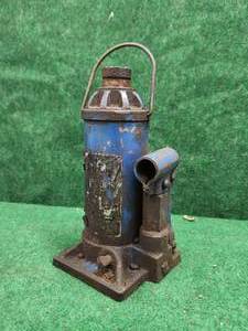 lot 253 image: Bottle jack
