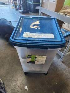 lot 287 image: Bin full of craft supplies