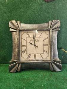 lot 328 image: Decorative wall clock