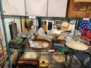 lot 375 image: Shelf lot