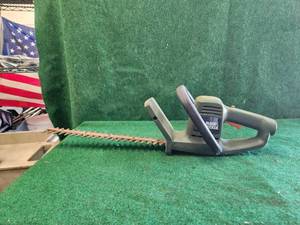 lot 353 image: Black & Decker 16 electric hedge trimmer