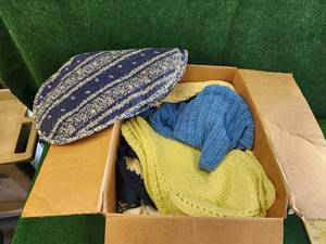 lot 360 image: Box of table placemats