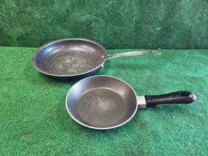 lot 369 image: Selection of 2 frying pans - T-Fal & Granitestone