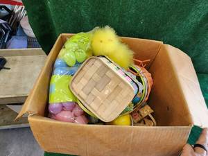 lot 374 image: Box of Easter decorations