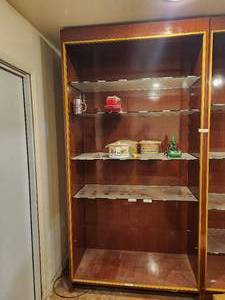 lot 257 image: Wood and glass display cabinet - no contents