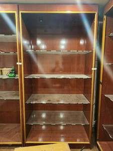 lot 258 image: Wood and glass display cabinet - no contents