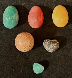 lot 52 image: Three (3) Vintage Marble Eggs, Natural Sunstone Polished Sphere, Marble Heart, &amp Turquoise Stone