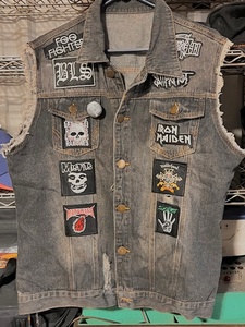 lot 44 image: Vintage Sleeveless Denim Jacket in Rock Band Motif