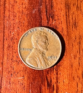 lot 135 image: 1944 D Wheat Penny W Rim Rolled L Error