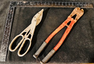 lot 165 image: Midwest USA M1200 13 Long Aluminum Frame Tin Vinyl Snips W Replaceable Inserts, Black Metal Square, &amp Bolt Cutters