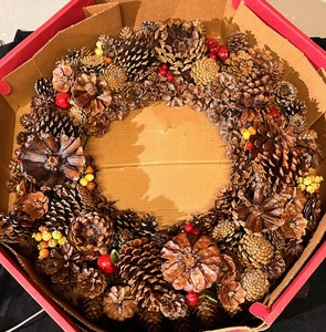 lot 235 image: Beautiful 24 Pine Cone Wreath
