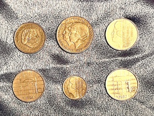 lot 254 image: Six (6) Netherlands Coins - Including NETHERLANDS NEDERLANDEN 1980 CORONATION QUEEN BEATRIX 2� GULDEN COIN&nbsp
