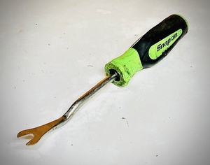 lot 277 image: Snap-On Trim Pad Fastener Removal Tool GREEN &amp BLACK Soft Grip Handle ASG186B